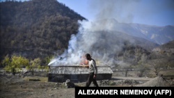 Нагорный Карабах: этнические армяне разрушают свои дома перед бегством (фотогалерея)
