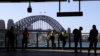 Пассажиры на железнодорожной платформе перед мостом Харбор-Бридж в Сиднее. Сентябрь 2020 года
