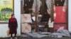 Женщина рядом с магазином, пострадавшим накануне во время обстрела Степанакерта. Нагорный Карабах, 4 ноября 2020 года