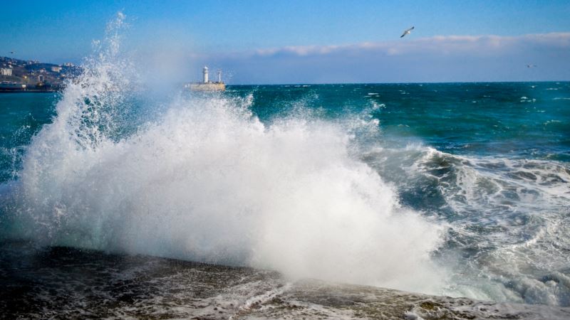 Спасатели в Крыму предупреждают о возможных ЧС и просят не выходить в море