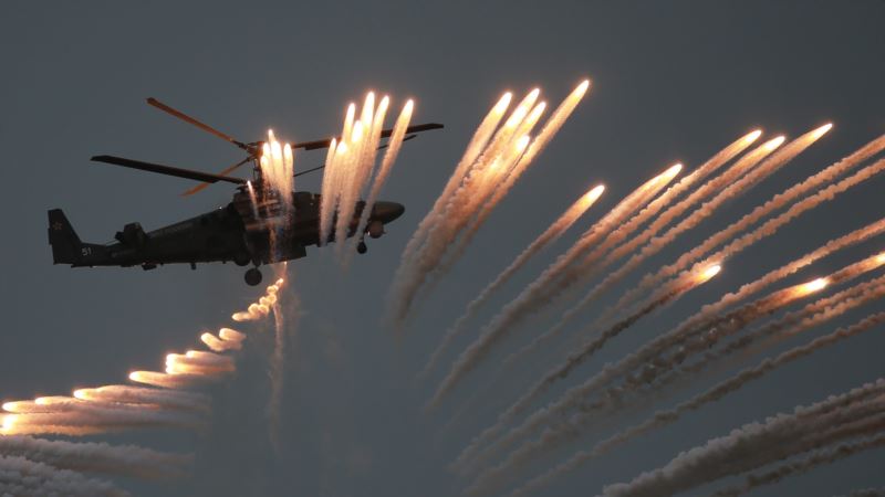 В Крыму российская авиация училась защищать вертолеты с десантниками – командование