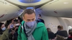 Навальный на борту самолета: «Меня арестуют? Это невозможно» (видео)