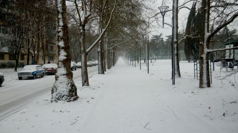 Непогода в Севастополе: дороги в снегу, тротуары во льду (+фото)