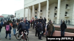 Много силовиков и угрозы задержаний: как в Симферополе пытались митинговать за Навального (фотогалерея)