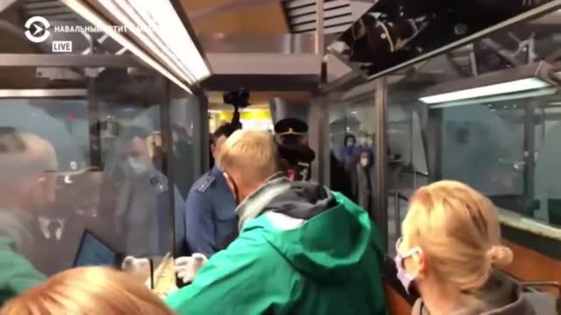 Задержание Алексея Навального в аэропорту Шереметьево (видео)