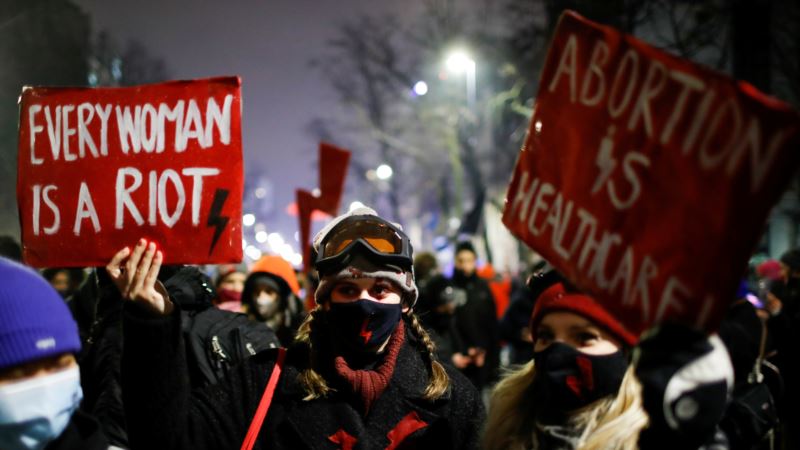 В Польше на акции против запрета абортов вышли тысячи человек