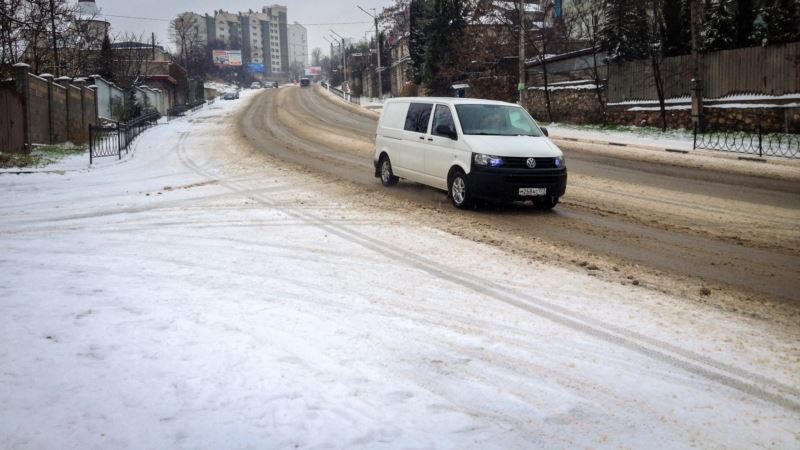 Власти Севастополя сообщают об ухудшении ситуации на дорогах из-за снегопада