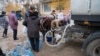 В село Скалистое Бахчисарайского района подвезли воду в автоцистерне, 2 декабря 2020 года