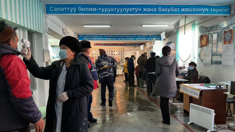 В Кыргызстане проходят досрочные выборы президента