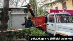 В Ялте начали сносить «незаконные» киоски – власти (+фото)