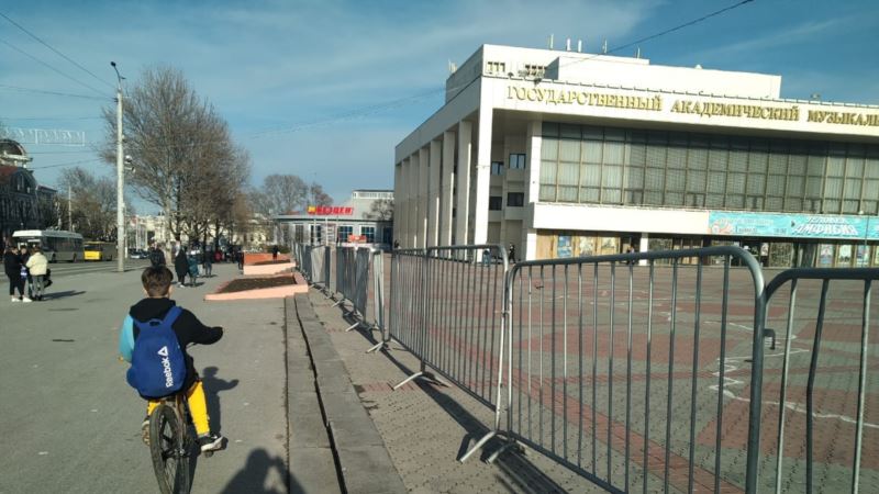В Симферополе на центральной площади появились металлические ограждения (+фото)