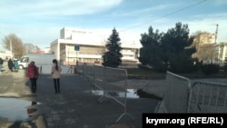 В Симферополе на центральной площади появились металлические ограждения (+фото)