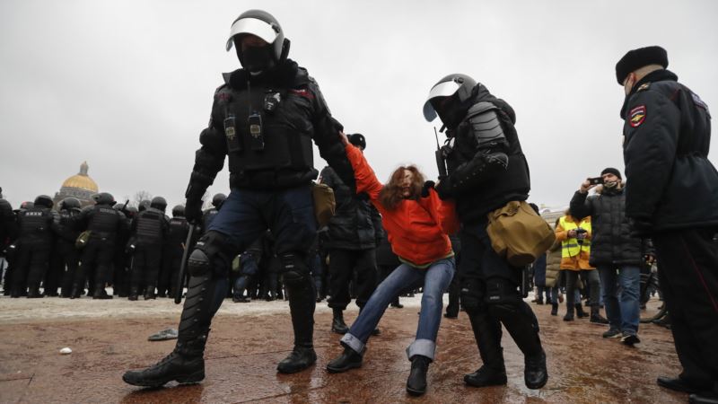 Россия: в Курске уволили майора полиции – он выступил в поддержку Навального