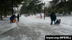 Непогода в Севастополе: дороги в снегу, тротуары во льду (+фото)