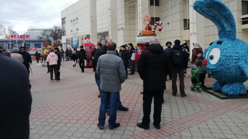 В день акций в поддержку Навального в Симферополе устроили хоровод (+фото)