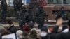 Белорусские полицейские собрались возле места протестного митинга пенсионеров. Минск, 14 декабря 2020 года