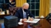 Президент США Джо Байден подписывает указ о Covid-19 в первые минуты пребывания в Белом доме, Вашингтон, США, 20 января 2021 года
