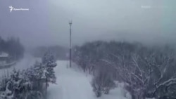 Сотни машин в очереди: как мощный снегопад остановил Керченский мост (видео)