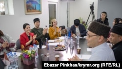 Объединение и сплочение народа: в Симферополе прошел онлайн-диктант по крымскотатарскому языку (фотогалерея)