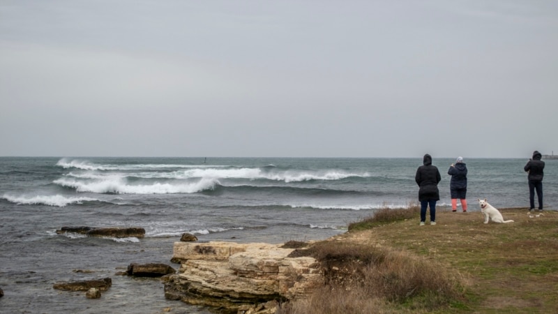 Спасатели в Крыму предупреждают об усилении ветра и гололедице