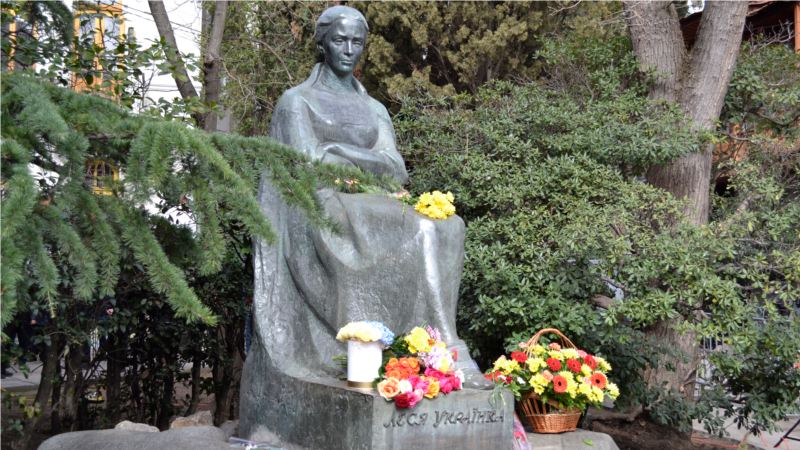 Духовой оркестр, цветы и стихи: в Ялте отметили 150 лет со дня рождения Леси Украинки (+фото)