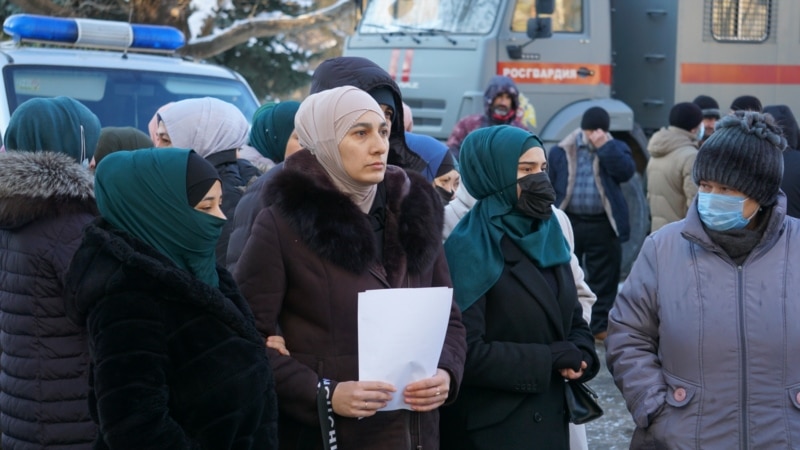 Симферополь: более 300 человек собрались под зданием суда, где избирают меру пресечения задержанным крымчанам (+фото)