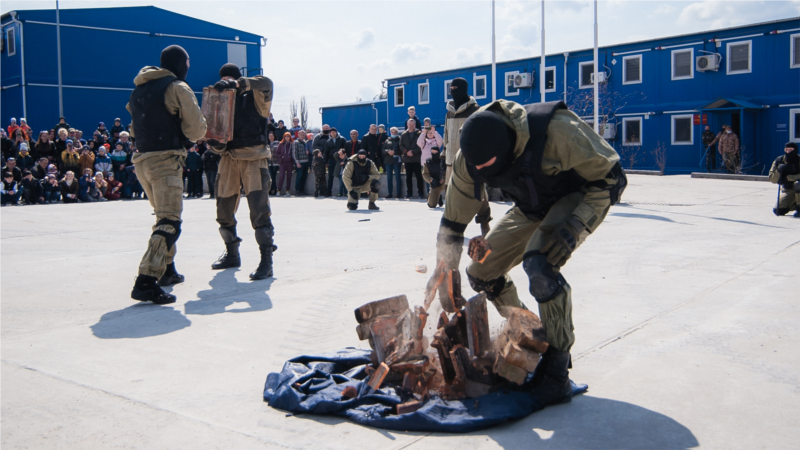 В Симферополе бойцы «Беркута» демонстрировали детям образцы вооружения и технику рукопашного боя (+фото)