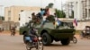 Российский БТР проезжает по улице во время доставки бронетехники для армии Центральноафриканской Республики в Банги, 15 октября 2020 года