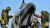Загрузка квазибаллистической ракеты в ракетную пусковую установку «Искандер-М» во время учений, проводимых российскими ракетно-артиллерийскими подразделениями в Уссурийске. Россия, ноябрь 2016 года