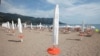 Опустевший из-за карантина пляж в Будве, Черногория, в августе 2020 года