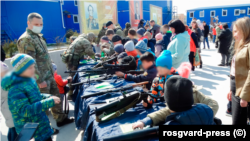 В Симферополе бойцы «Беркута» демонстрировали детям образцы вооружения и технику рукопашного боя (+фото)